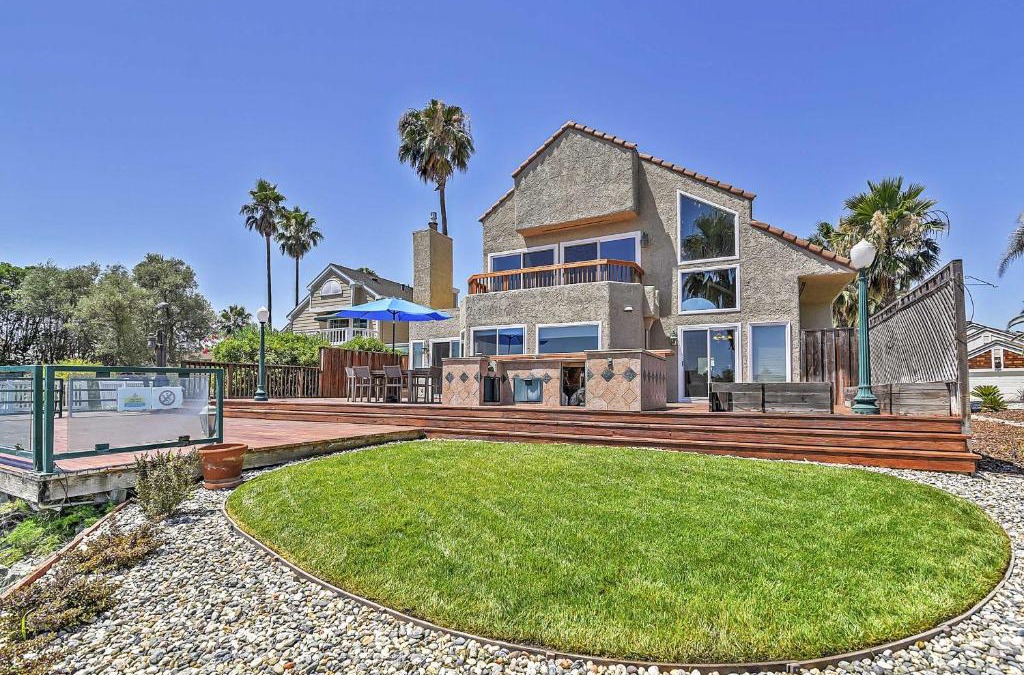 Discovery Bay House | Waterfront Discovery Bay Home Outdoor Bar and Dock