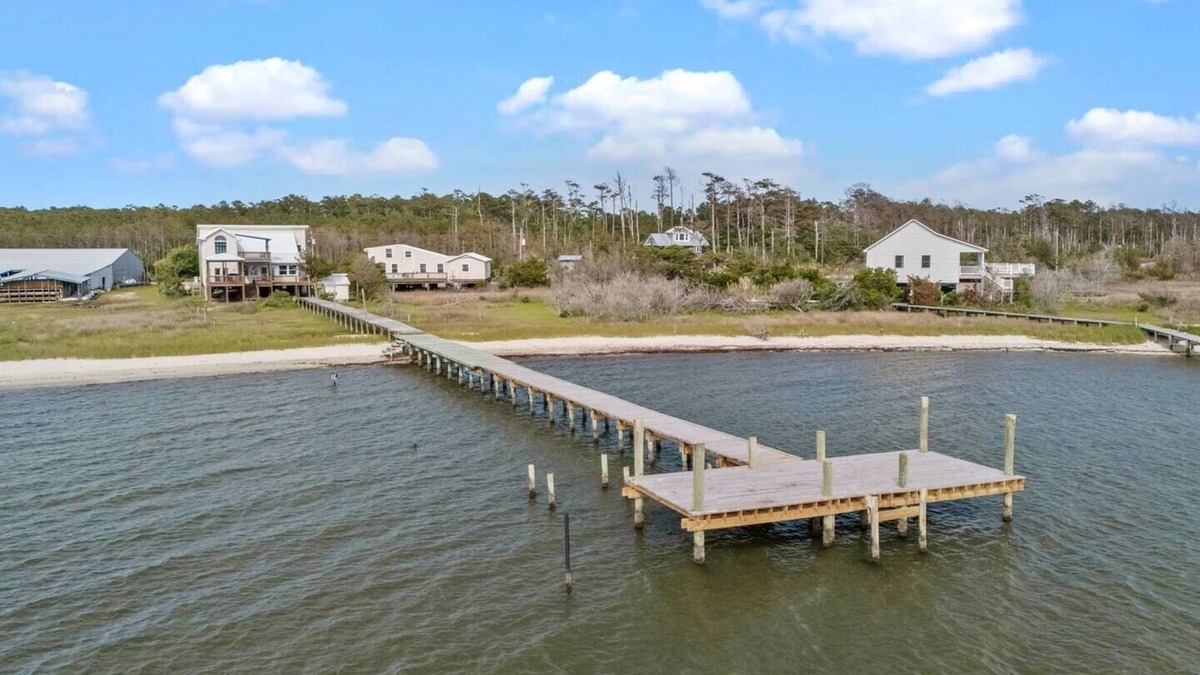 Sealevel House | Waterfront+Dock+Kayaks+PingPong