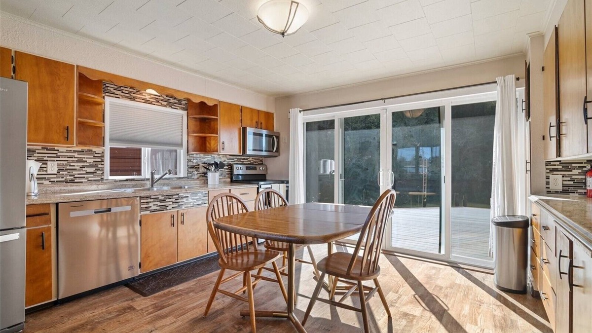 Aberdeen House | Waterfront, Dogs OK!, Fenced, Fishing, Kayaks, Hot tub, W/D, Smores, Crab Pots