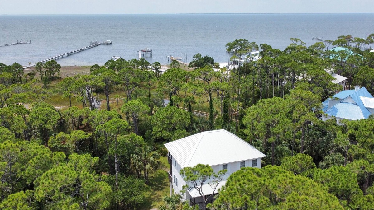 Plantation Cottage | Waterfront! Easy Beach Access - 2 FREE BIKE RENTALS INCLUDED WITH YOUR STAY!