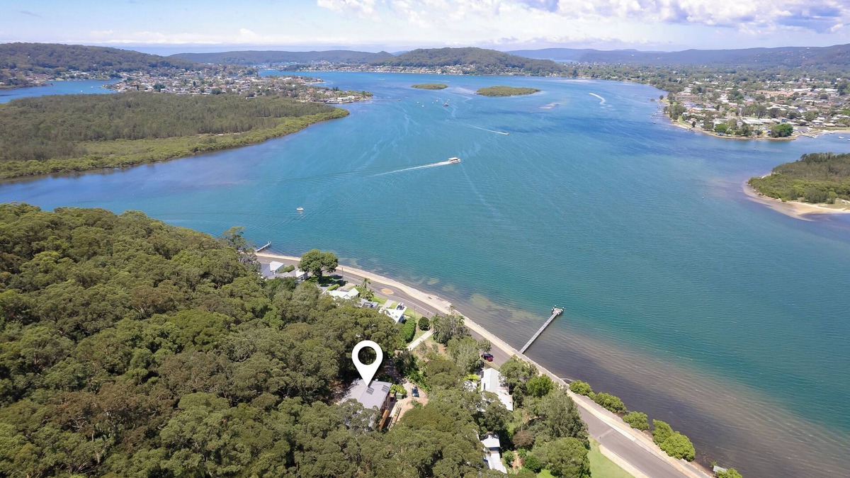Saratoga House | Waterfront Escape