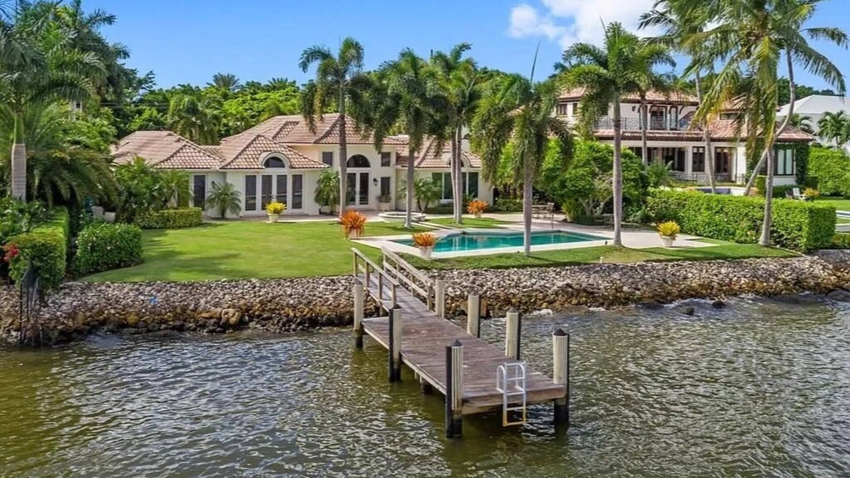 Naples House | Waterfront estate home on Naples Bay in Port Royal