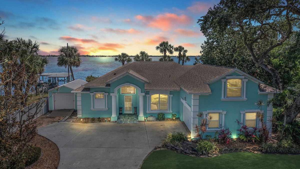Tropic House | Waterfront Game Room Theater Sleeps 14 Luxurious Waterfront Retreat