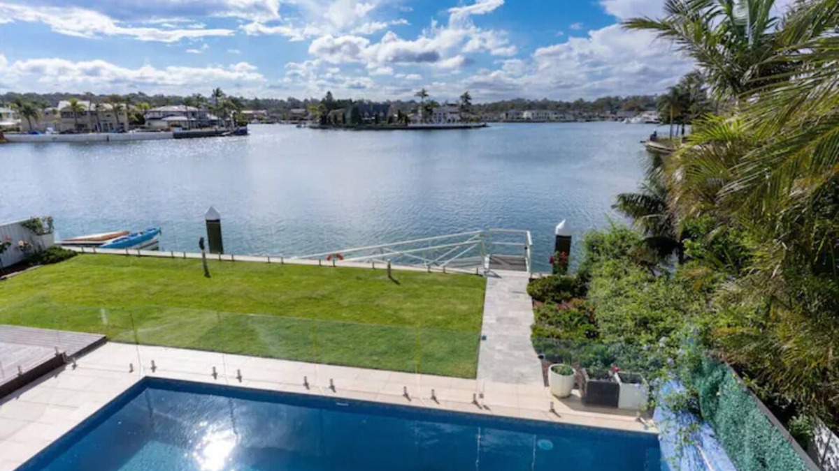 Sylvania Waters House | Waterfront Harmony House with heated pool and kayak