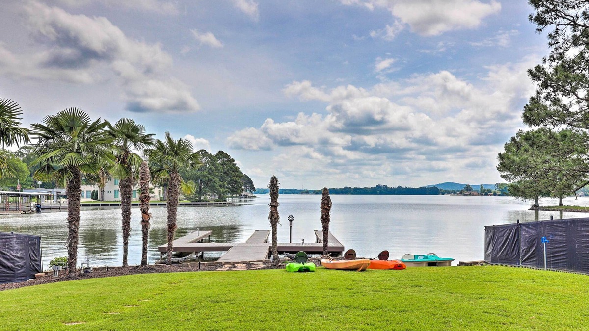 Lake Hamilton Cottage | Waterfront Home ~ 4 Mi to Oaklawn Racing Casino!