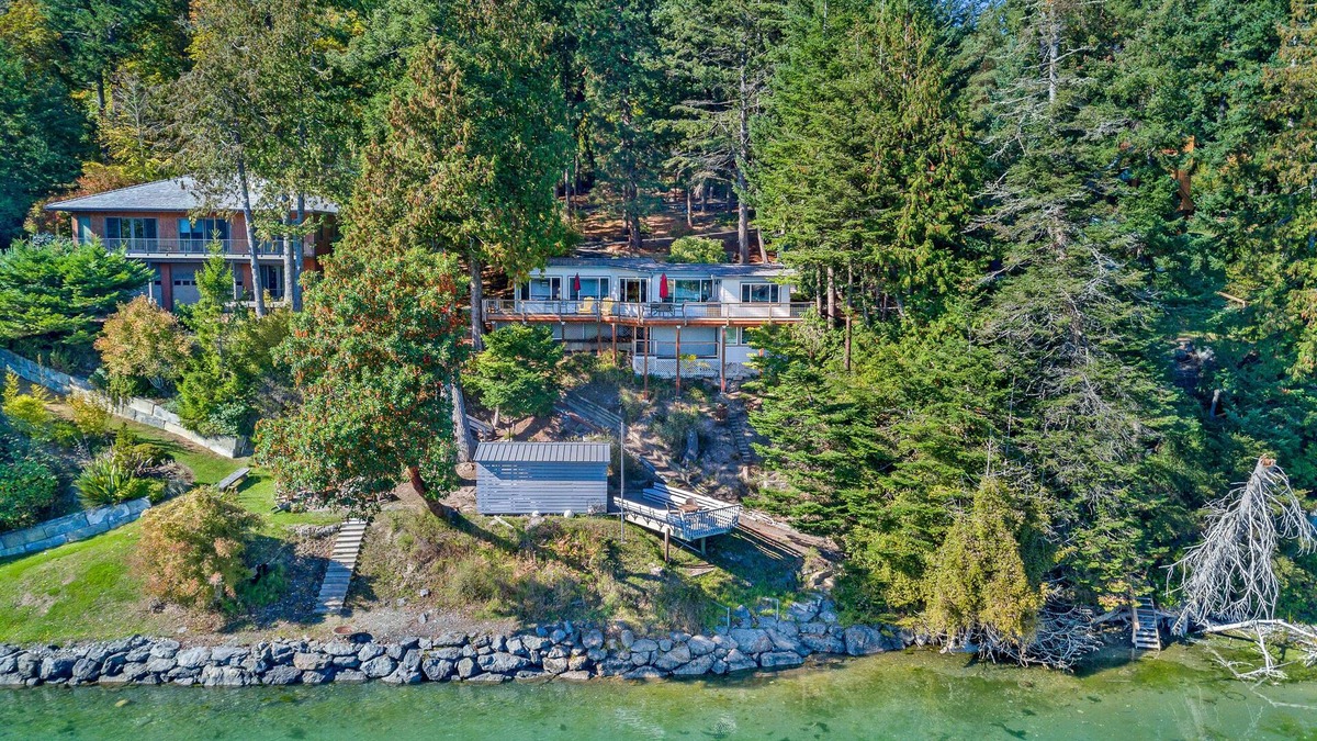 Roche Harbor House | Waterfront Home! Beach! Near Roche Harbor! (wbct)