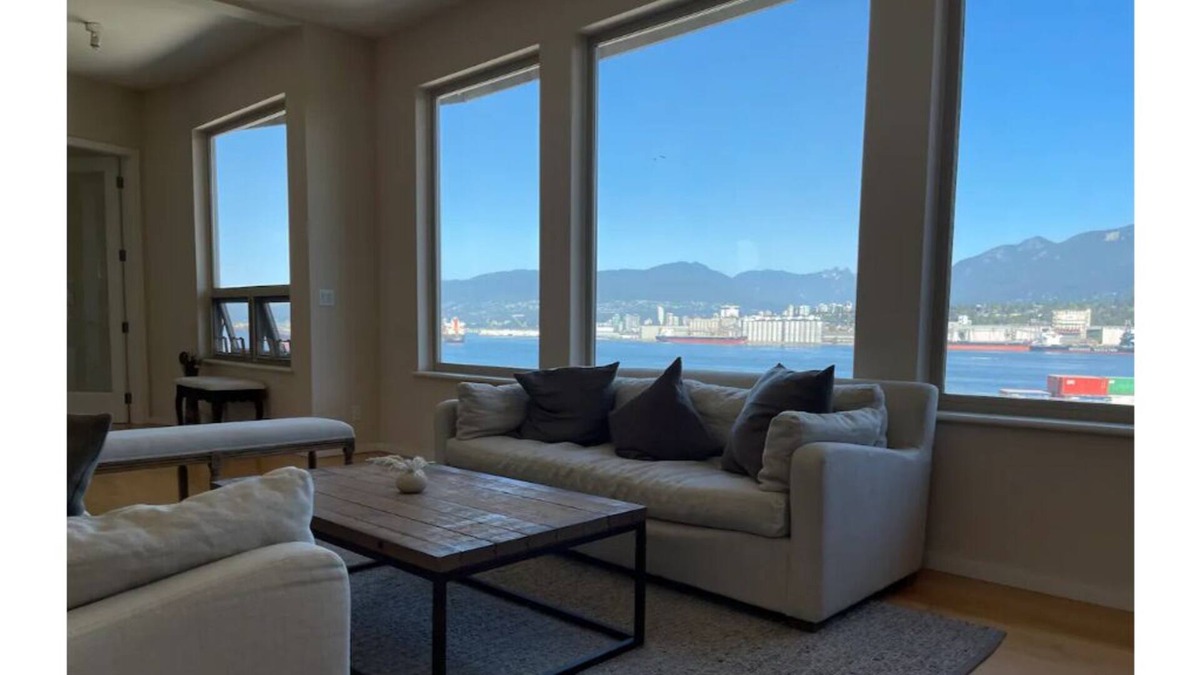 Hastings House | Waterfront home close to downtown