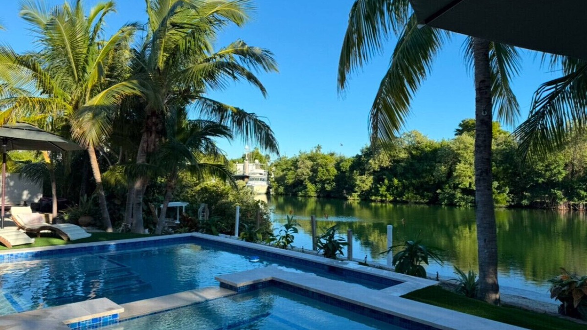Marathon House | WATERFRONT Home on Deep Canal with private Pool, Spa and Dockage