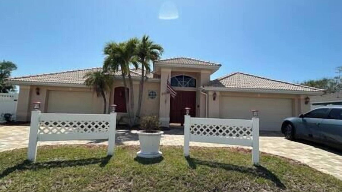 Cape Coral House | Waterfront Home | Pool & Bar