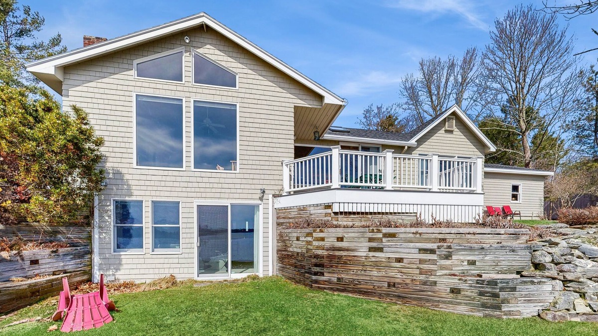 Freeport Cottage | Waterfront home with furnished deck, ocean views, & full kitchen
