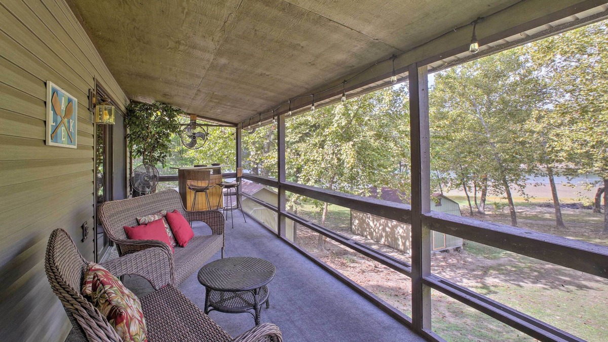 Golden House | Waterfront Home w/Fire Pit on Table Rock Lake