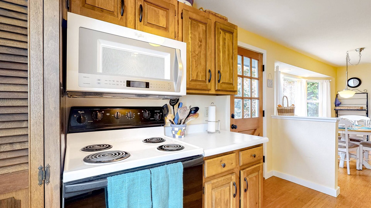 Camano Island House | Waterfront Home w/Gorgeous Ocean View, Deck, Fireplace, WiFi - Walk to Beach