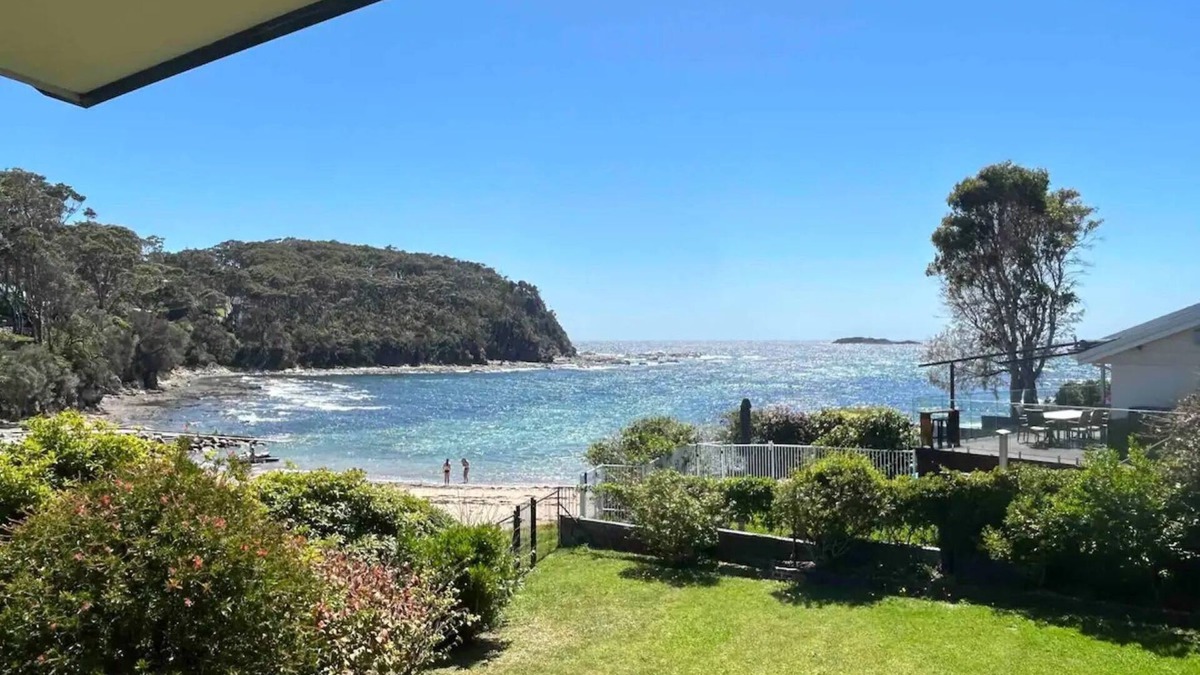 Malua Bay Apartment | Waterfront Home, WiFi & Café | Grand Spindrift