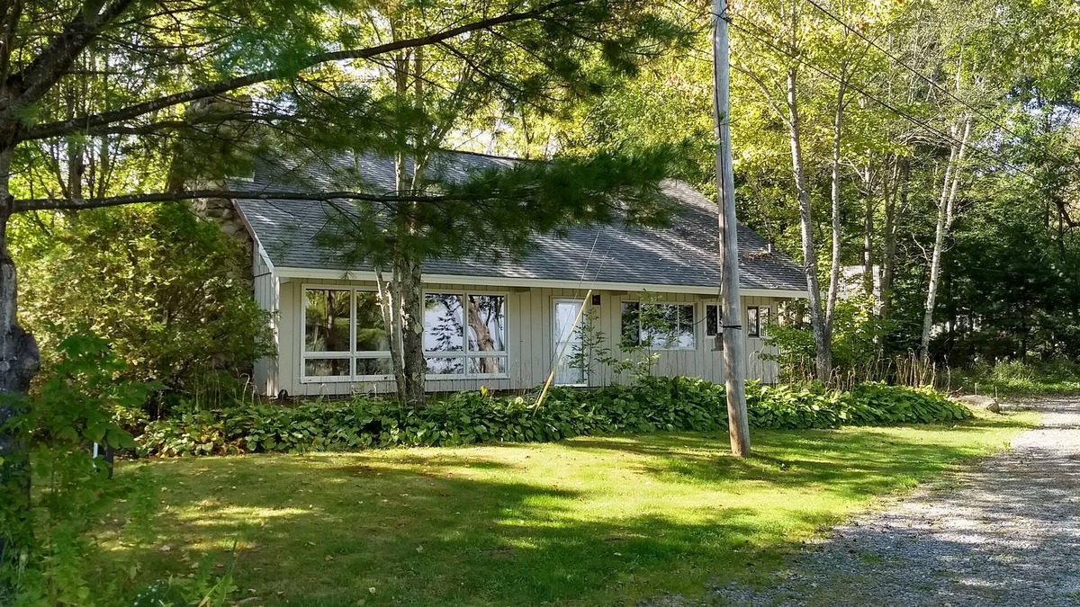 Belgrade Lakes House | Waterfront Home with large pond