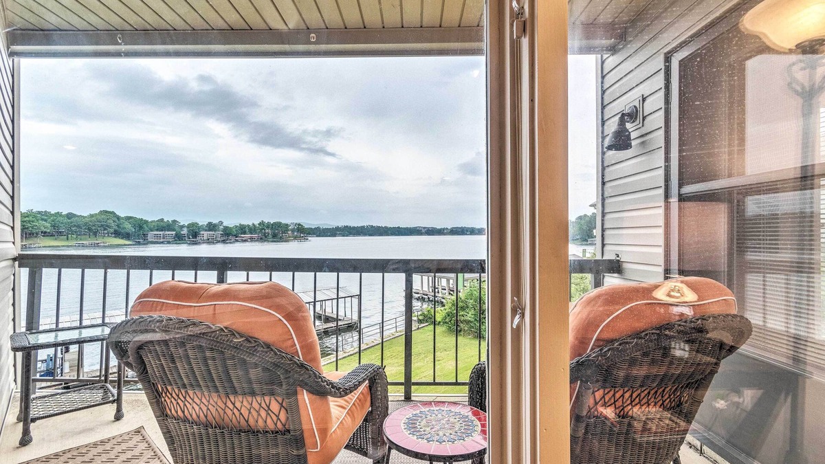 Lake Hamilton Apartment | Waterfront Hot Springs Condo: Pool, Hot Tub Access