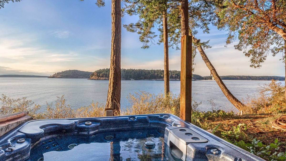 Friday Harbor House | Waterfront! Hot Tub! Dog Friendly! (TSB)