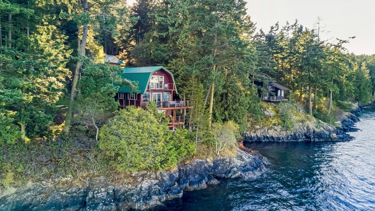 Friday Harbor House | Waterfront! Hot Tub! (EWR)