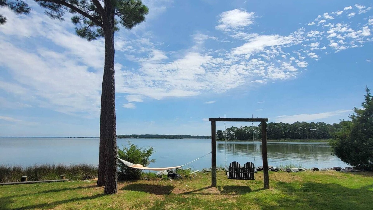Cambridge House | WATERFRONT! *HOT TUB* 3 bedroom Oasis on 2+ acres - Sleeps 8