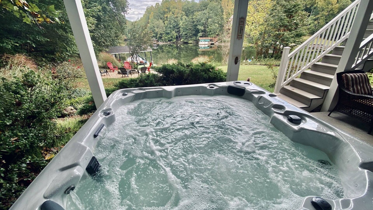 Goodview House | WATERFRONT HOT TUB, FIRE PIT, THEATER/GAMEROOM, WIFI, KAYAKS, MULTI FAMILY