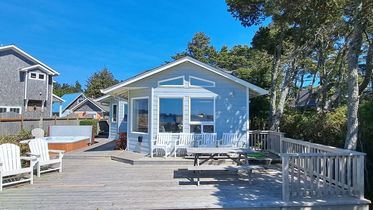 Lincoln City Cottage | Waterfront | Hot Tub | Kayaks | Crab Traps | 3~Kings