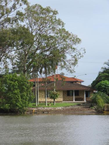 Currumbin Waters House | Waterfront house in Currumbin