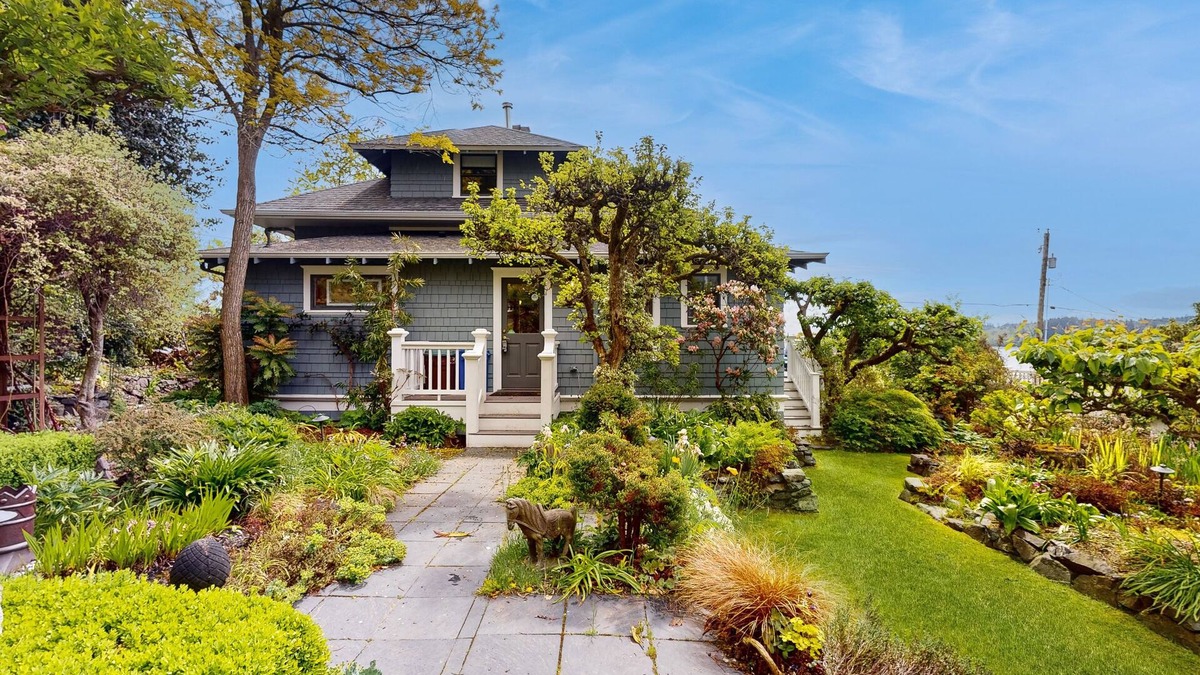 Kingston House | Waterfront house with beach access, deck, central AC, W/D