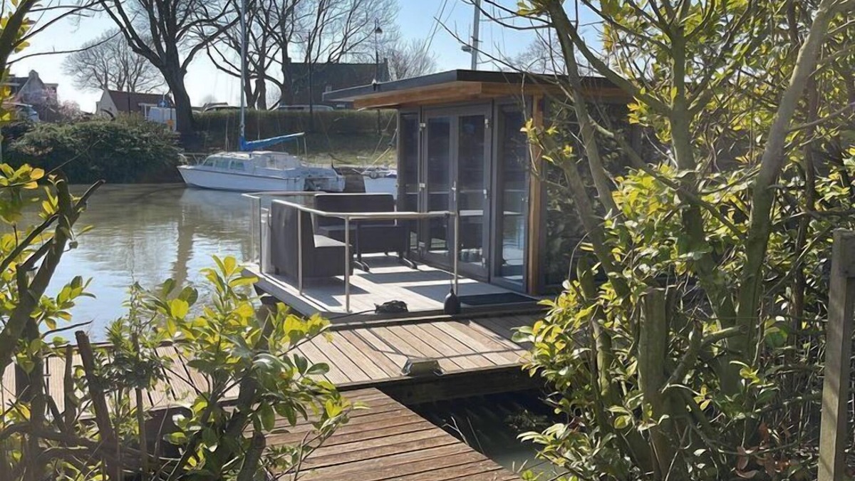 Monnickendam Boat Rental | Waterfront houseboat near the centre