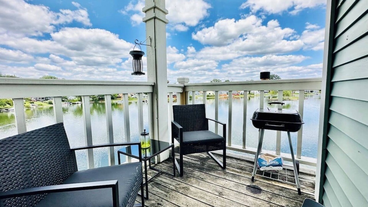 Wayne Apartment | Waterfront King Suite w Balcony