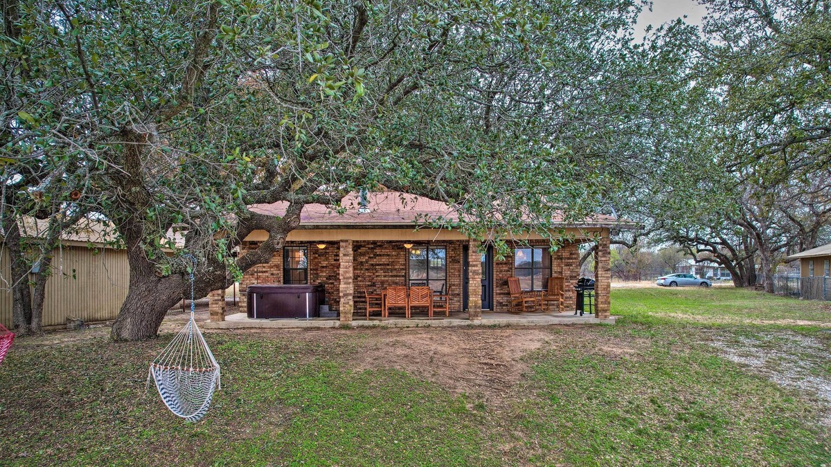 Lake Brownwood House | Waterfront Lake Brownwood Home w/ Hot Tub!