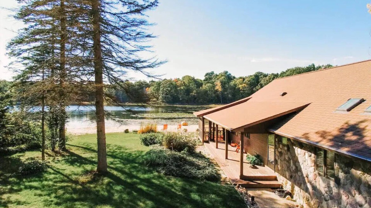 Alto Cottage | Waterfront Lake Cottage w/Private Beach - Kayak at the Hemingway Lodge!