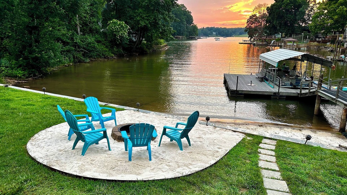 Conover Cottage | Waterfront Lake Hickory Cottage with Sandy Beach and Screen Porch.
