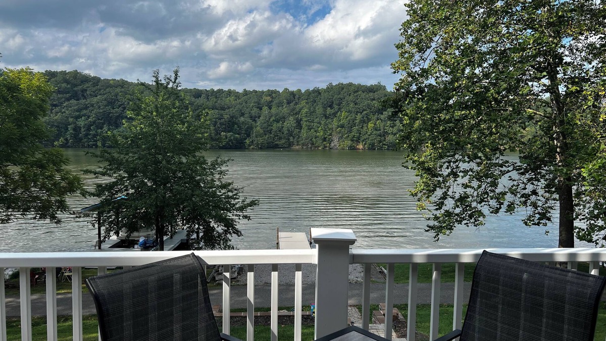 Hiwassee Cottage | Waterfront Lake Home (Claytor Lake) near VT and RU