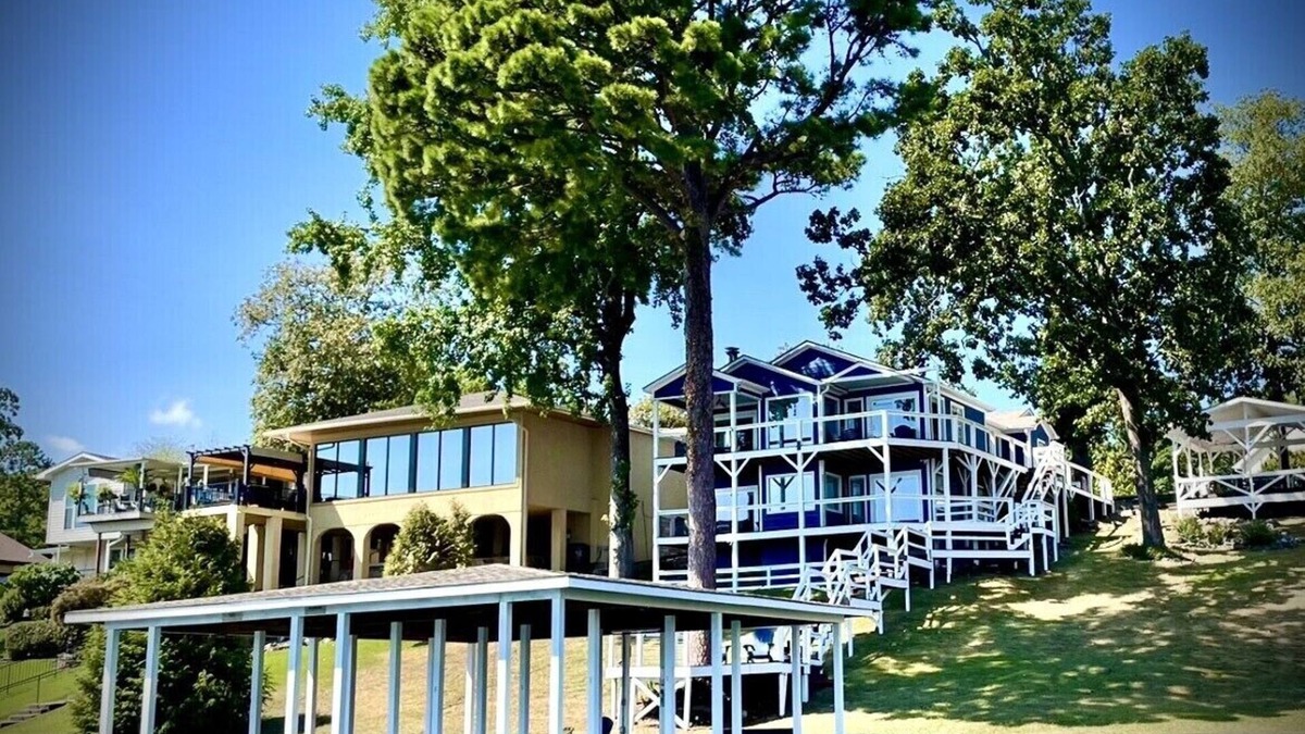Mid America House | Waterfront Lake House on Lake Hamilton 2 Slips - Central -Main Channel