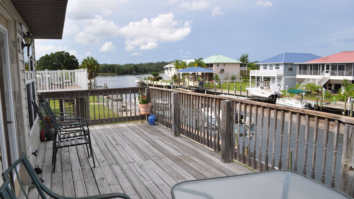 Crystal River House | Waterfront location! Halfway between downtown and the Gulf