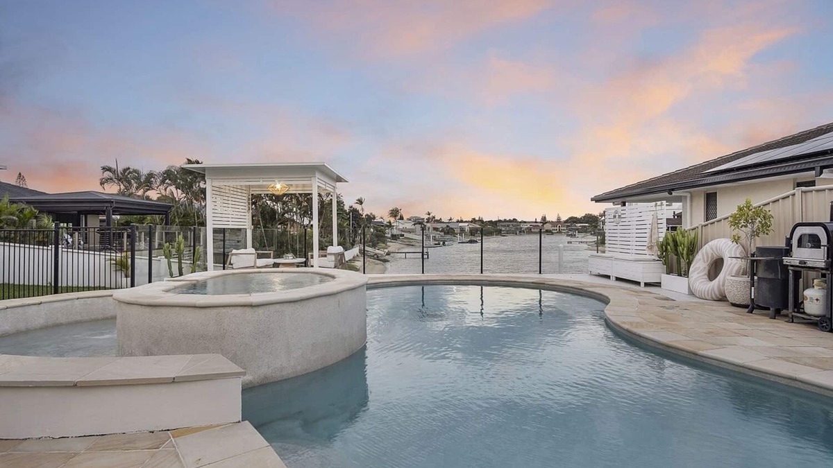 Mermaid Waters House | Waterfront Luxury 5Brs house with 3 pools near Surf Paradise/heated water