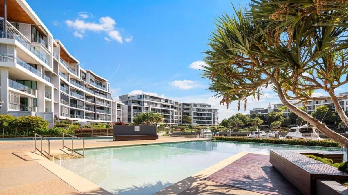 Hollywell Apartment | Waterfront Luxury Retreat | Resort Facilities Hot Tub, Pools, Sauna, Tennis