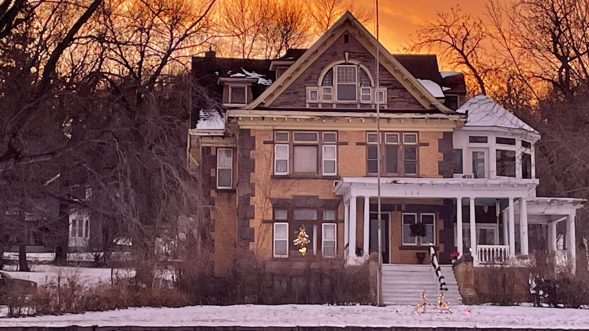 Big Stone City House | Waterfront Manor House with private access to Big Stone Lake to