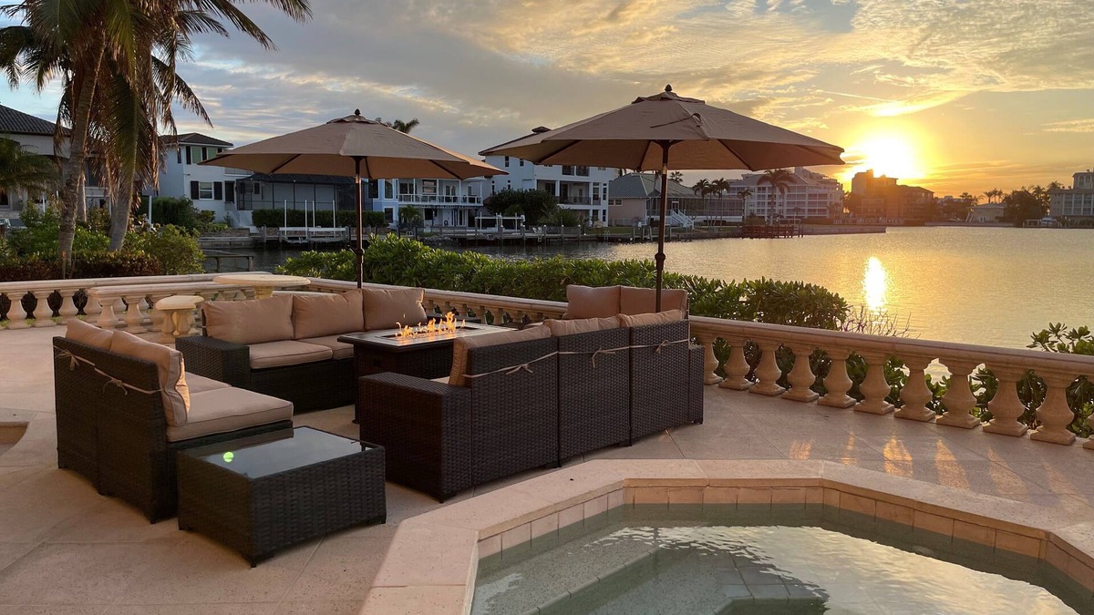Connors Villa | Waterfront Mansion Luxury House. Hot Tub and Pool. Perfect Family Gathering.