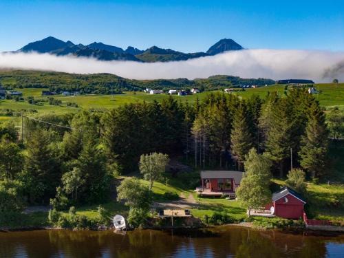 Vestvagøy House | Waterfront mountain view cabin Lofoten