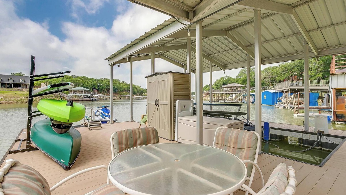 Chico House | waterfront, multi level gated deck + Kayaks!