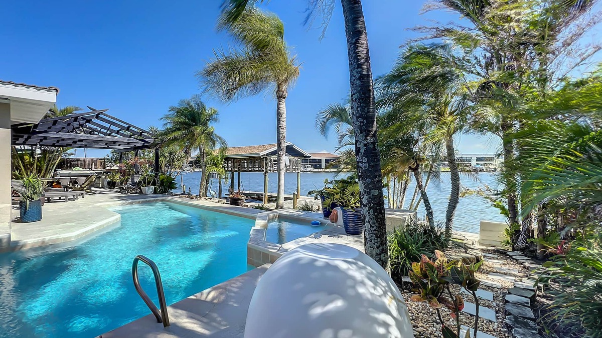 Cocoa Isles House | Waterfront Oasis - King Beds 10min Walk to Beach