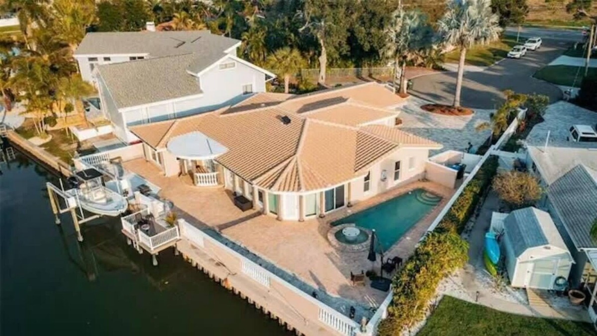 Anona House | Waterfront Oasis: Serene Retreat 7Mins To Beach!