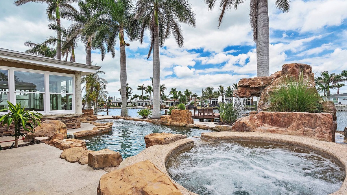 Causeway Isles House | Waterfront Oasis l Near Beach