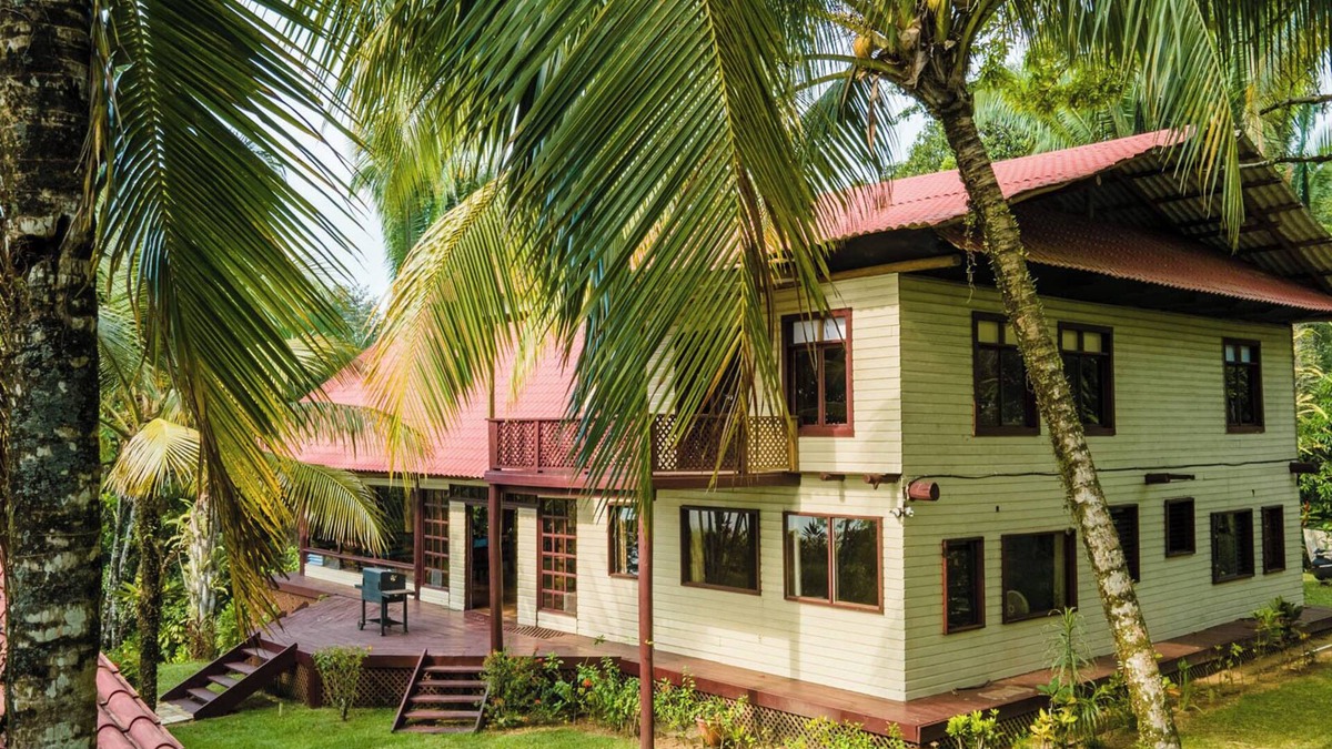 Livingston House | Waterfront Property With Spacious House With Dorm and Communal Kitchen Rio Dulce