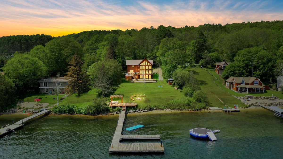 Penetanguishene Cottage | Waterfront Paradise | Sauna Hot Tub Sleeps 20