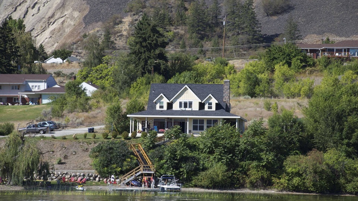 Oroville House | Waterfront Paradise on Lake Osoyoos