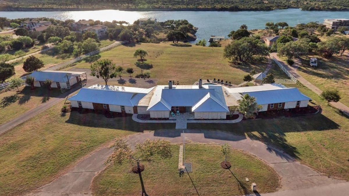 Highland Lake Estates House | Waterfront peace - the ideal wellness retreat
