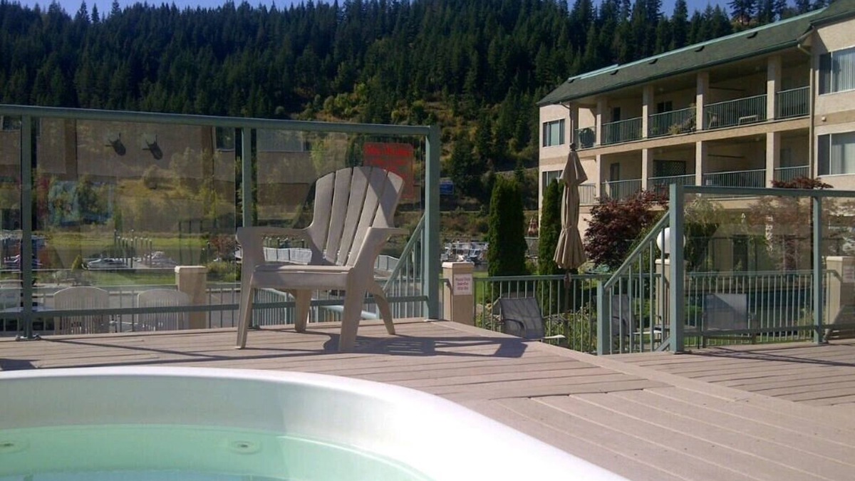 Sicamous Condo | Waterfront Penthouse + private dock, pool & hot tub DistrictLic.8302011-BL00200