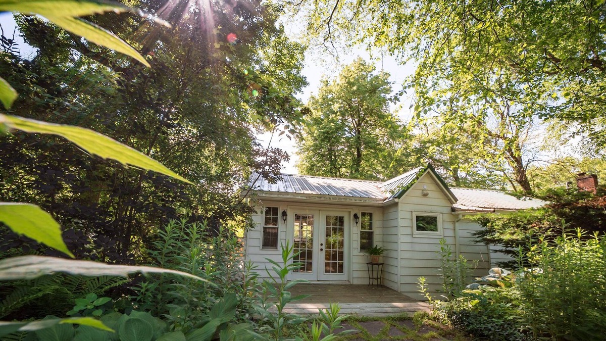 Mount Marion Cottage | Waterfront pet friendly cottage getaway#chezrivegauche