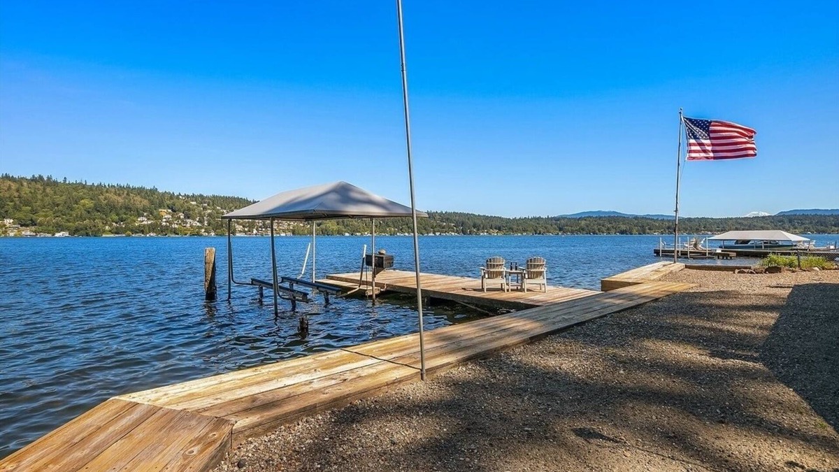 Viewpoint Apartment | Waterfront-Petit Studio on Lake Sammamish near Microsoft with Hot Tub